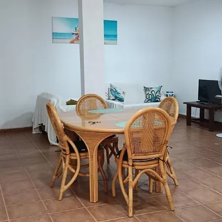 Matrimonial En Un Bajo Bano Compartido Areas Compartidas Abades (Tenerife)