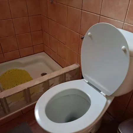 Matrimonial En Un Bajo Bano Compartido Areas Compartidas בית נופש *