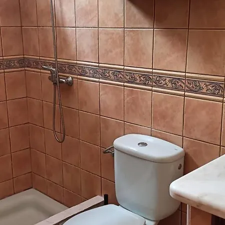 Matrimonial En Un Bajo Bano Compartido Areas Compartidas בית נופש